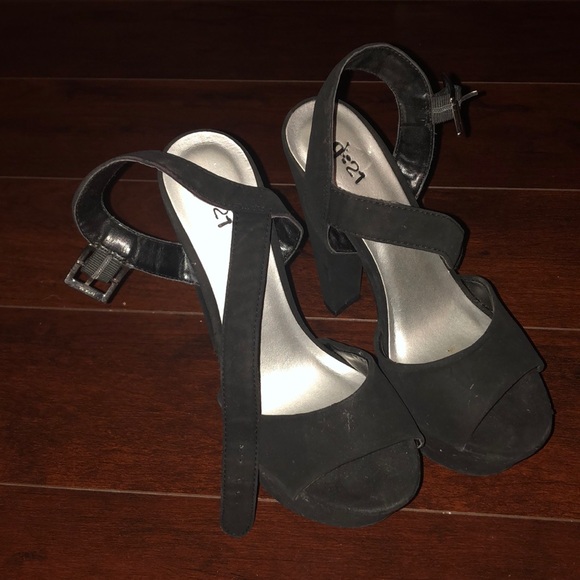 Black heels - Picture 3 of 4